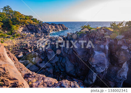 （静岡県）東伊豆・城ヶ崎海岸　日の出 138002341