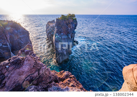 （静岡県）東伊豆・城ヶ崎海岸　日の出 138002344