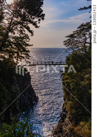 (静岡県)東伊豆・門脇吊橋展望所から眺める城ヶ崎 (静岡県)東伊豆・門脇吊橋展望所から眺める城ヶ崎 138002413