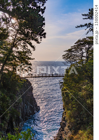 (静岡県)東伊豆・門脇吊橋展望所から眺める城ヶ崎 (静岡県)東伊豆・門脇吊橋展望所から眺める城ヶ崎 138002414