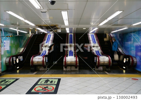 日本東京のエスカレーター 138002493