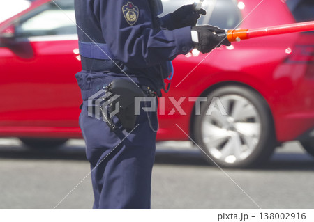 街中で交通整理する警察官の姿 街中で交通整理する警察官の姿 138002916