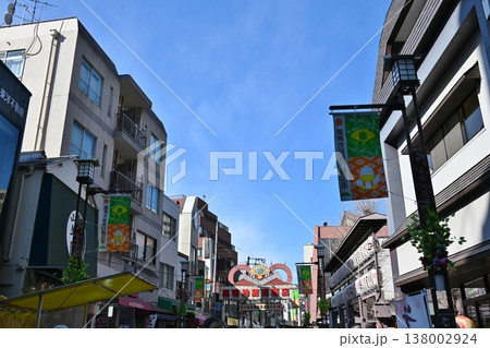晴天の巣鴨地蔵通り商店街　東京 138002924