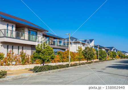 冬の青空に映える住宅街 138002940