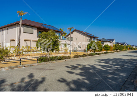 冬の青空に映える住宅街 138002941