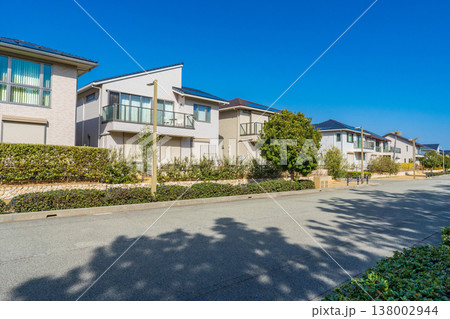 冬の青空に映える住宅街 138002944