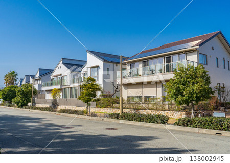 冬の青空に映える住宅街 138002945