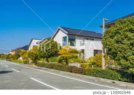 冬の青空に映える住宅街 138002946