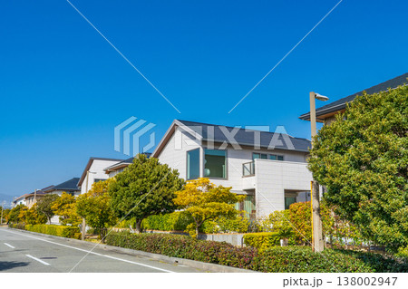 冬の青空に映える住宅街 138002947