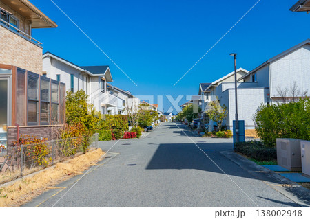 冬の青空に映える住宅街 138002948