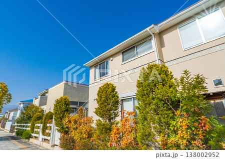 冬の青空に映える住宅街 138002952