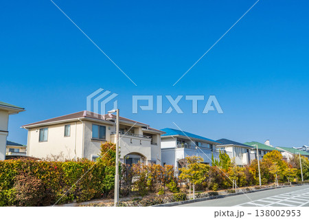 冬の青空に映える住宅街 138002953