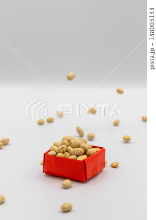 赤い折り紙の箱に豆が降り注ぐ節分の豆まきイメージ 白背景 138003133