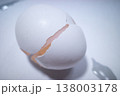 割れた卵 138003178