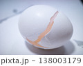 割れた卵 138003179