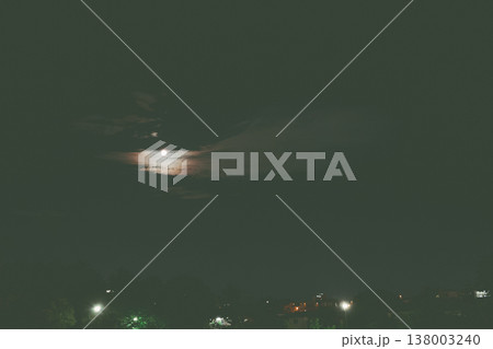 雲にかかる満月の夜空のある風景 雲にかかる満月の夜空のある風景 138003240