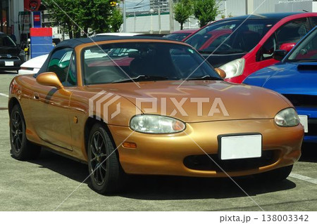 駐車場に並んだ乗用車 駐車場に並んだ乗用車 138003342