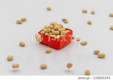 赤い折り紙の箱に豆が降り注ぐ節分の豆まきイメージ 白背景 138003344