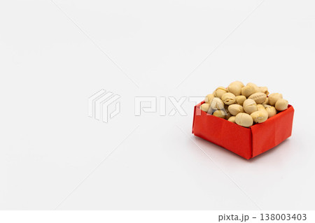 赤い折り紙の箱に入った大豆 節分の福豆イメージ 白背景 138003403