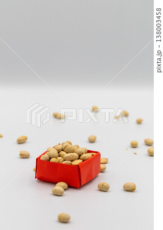 赤い折り紙の箱に入った大豆と散らばる豆 節分の豆まきイメージ 白背景 138003458