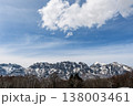 初春を迎える険しい山々 138003461
