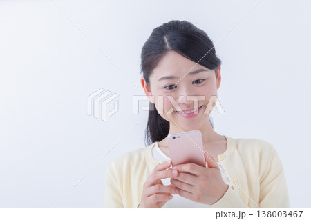 スマホを操作する若い女性 スマホを操作する若い女性 138003467