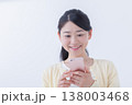 スマホを操作する若い女性 138003468