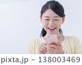スマホを操作する若い女性 138003469