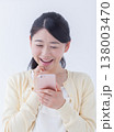 スマホを操作する若い女性 138003470