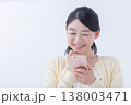 スマホを操作する若い女性 138003471