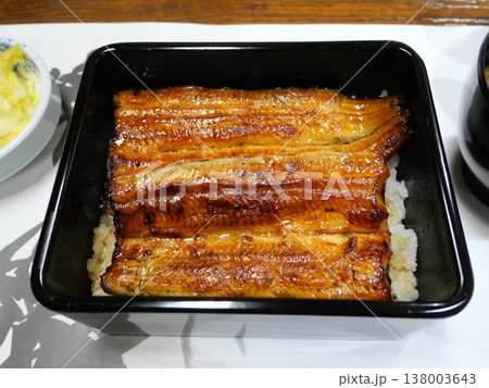 湯気が立つ熱々の鰻の蒲焼き 湯気が立つ熱々の鰻の蒲焼き 138003643