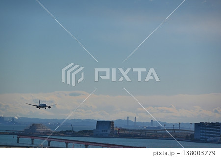 羽田空港に着陸する飛行機　東京 138003779