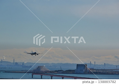 羽田空港に着陸する飛行機 東京 羽田空港に着陸する飛行機 東京 138003782