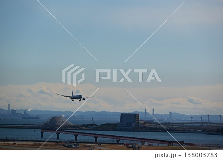 羽田空港に着陸する飛行機　東京 138003783