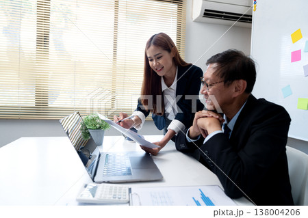 at the businesswoman consulting meeting The staff is explaining at the businesswoman consulting meeting The staff is explaining 138004206