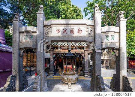 マカオ 世界遺産 閣（アマ寺院）の石造門と境内の風景 138004537