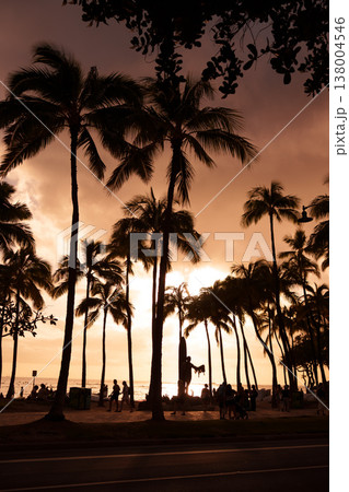 夕暮れのワイキキビーチ　ハワイ 138004546