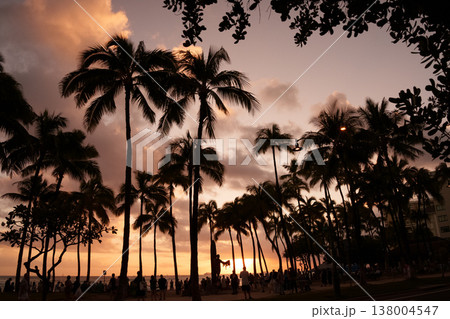 夕暮れのワイキキビーチ　ハワイ 138004547