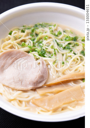 おいしいコンビニ食品のコッテリとんこつラーメン 138004651