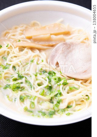 おいしいコンビニ食品のコッテリとんこつラーメン おいしいコンビニ食品のコッテリとんこつラーメン 138004655