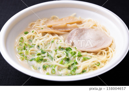 おいしいコンビニ食品のコッテリとんこつラーメン 138004657