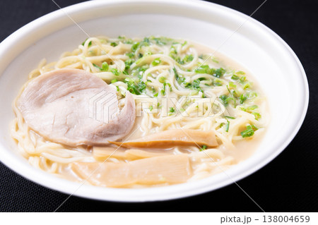おいしいコンビニ食品のコッテリとんこつラーメン 138004659