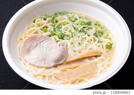おいしいコンビニ食品のコッテリとんこつラーメン 138004661