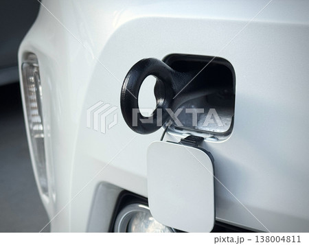 自動車前部に取り付けられた牽引フック 138004811