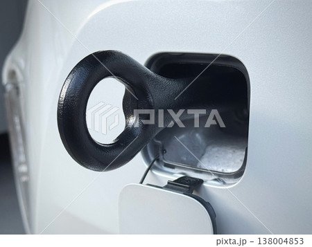 自動車前部に取り付けられた牽引フック 138004853