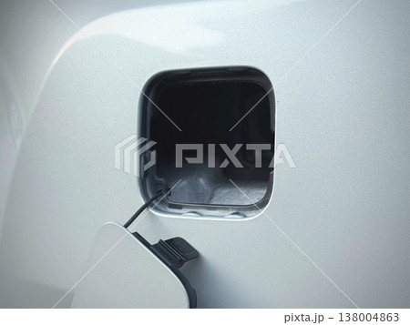 自動車前部にある、牽引フックを取り付けるための穴 138004863