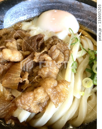 うどんチェーン店で食べる「牛肉温玉ぶっかけ」 うどんチェーン店で食べる「牛肉温玉ぶっかけ」 138005203