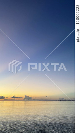 夕暮れの沖縄の海、黄昏時の南国の穏やかな海景色 名嘉真の浜 夕暮れの沖縄の海、黄昏時の南国の穏やかな海景色 名嘉真の浜 138005222