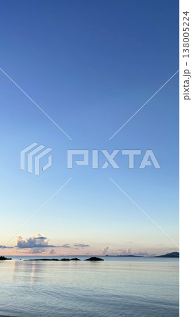 夕暮れの沖縄の海、黄昏時の南国の穏やかな海景色　名嘉真の浜 138005224
