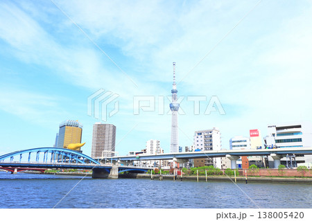 東京都墨田区、東京スカイツリーと駒形橋の風景 東京都墨田区、東京スカイツリーと駒形橋の風景 138005420